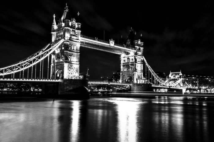panoramautsikt över London Bridge och dess ljus återspeglar sig i Themsens reflekterande vatten
