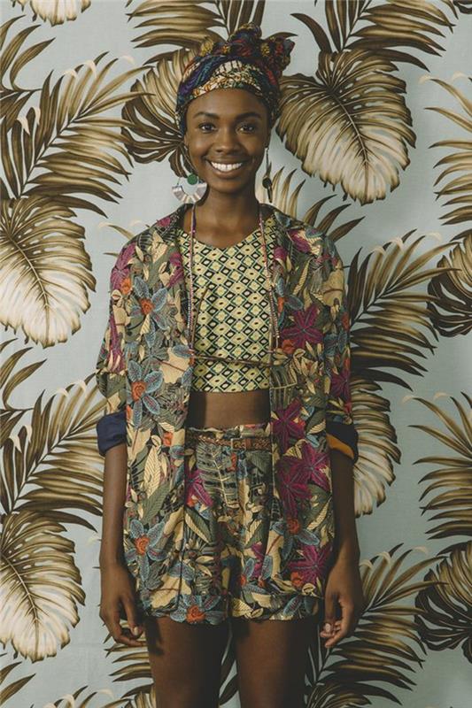 blommig tapet, leende kvinna, klädd i kavaj, shorts och crop top, afrikanska klänningar, mönstrad halsduk
