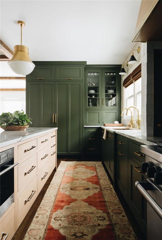 نموذج مطبخ عصري بجدران وسقف أبيضين مع أرضيات خشبية داكنة ومزودة بأثاث أخضر