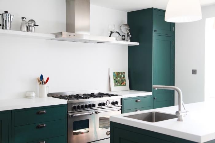 مثال مكمل للون الأخضر في المطبخ الحديث ، المطبخ الأبيض مع الأثاث الأخضر الداكن