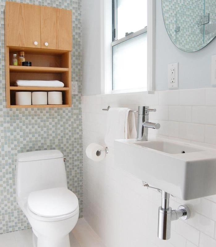 dispozícia kúpeľne so sivobielou kachľovou stenou a zvyškom bieleho obkladu, bieleho umývadla a WC, okrúhle zrkadlo, skrinka nad WC