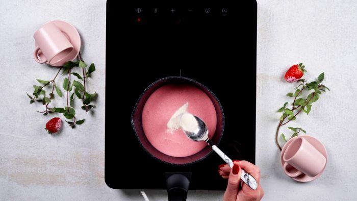 Pridajte agar do domácej panna cotty, aby ste vytvorili ľahký a originálny nápad na želé pre milovníkov