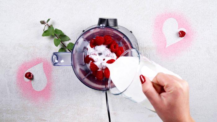 pridajte mlieko, aby bola malinová panna cotta príkladom ľahkého a ľahkého dezertu na romantickú večeru