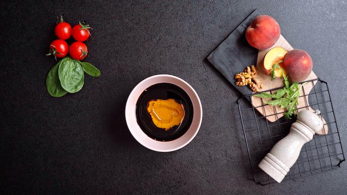 pridajte med do rýchlej a jednoduchej domácej vinaigretty na letný šalát