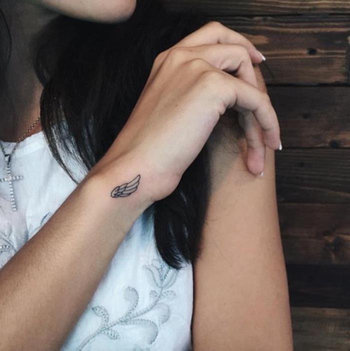 Tatuaggi sul polso, don con con di di angelo, tattoo piccolo sul braccio