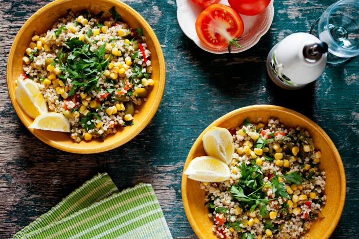 Piatok s rizikom, erbette, limone tagliato a metà e pomodori