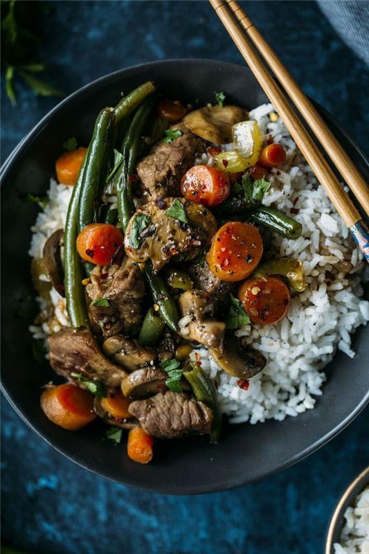 Piatto sano con risotto bianco, carne e contorno di fagiolini e carrot