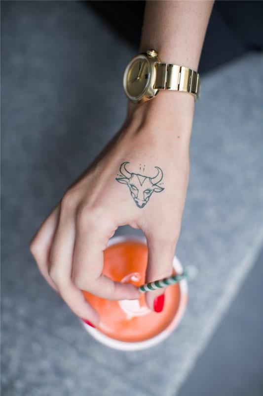 Nápady na tetovanie ženy na zápästí, skvelé astrologické znamenie tetovania