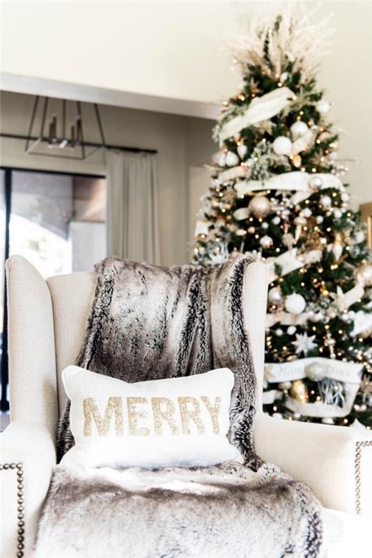 Julgran dekoration idé i vitt och guld, cocooning vila hörn möblerad med en beige tyg fåtölj och fuskpäls pläd