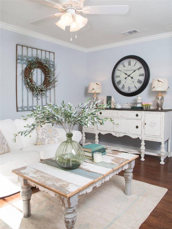 ošumelá elegantná obývacia izba v pastelovo modrých a krémových akcentoch, ktorá zdôrazňuje šarm a prirodzené dotyky