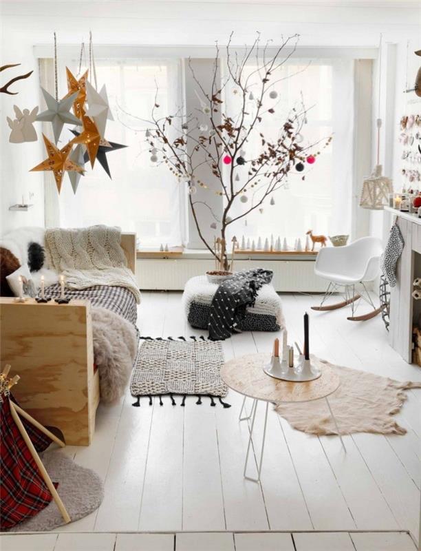cocooning deco i ett vitt vardagsrum i skandinavisk stil som gynnar mjuka och varma material och textilier, med ett vackert julgran dekorerat för en naturlig touch i interiören