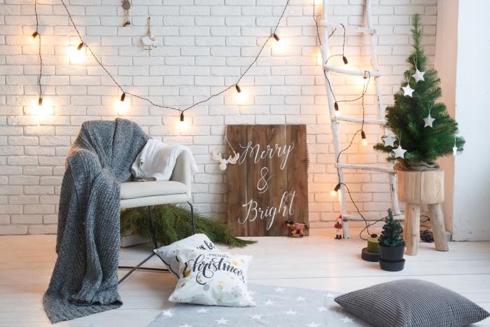 hur man dekorerar ett skandinaviskt rum till jul, mini -julgranmodell dekorerad med vita stjärnfigurer