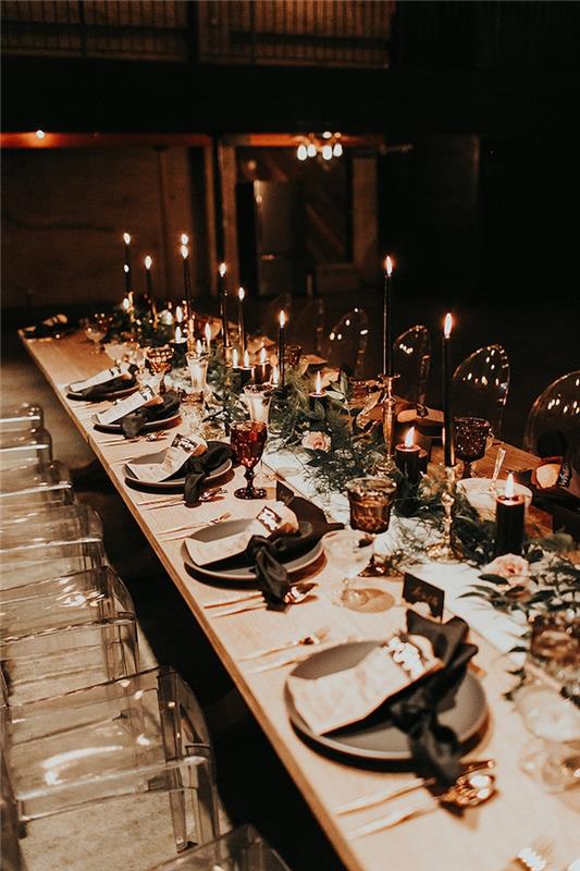 romantická svadobná téma, jemné svetlo z originálnych dekoratívnych sviečok, stred lístia a sklenené stoličky s kvetmi