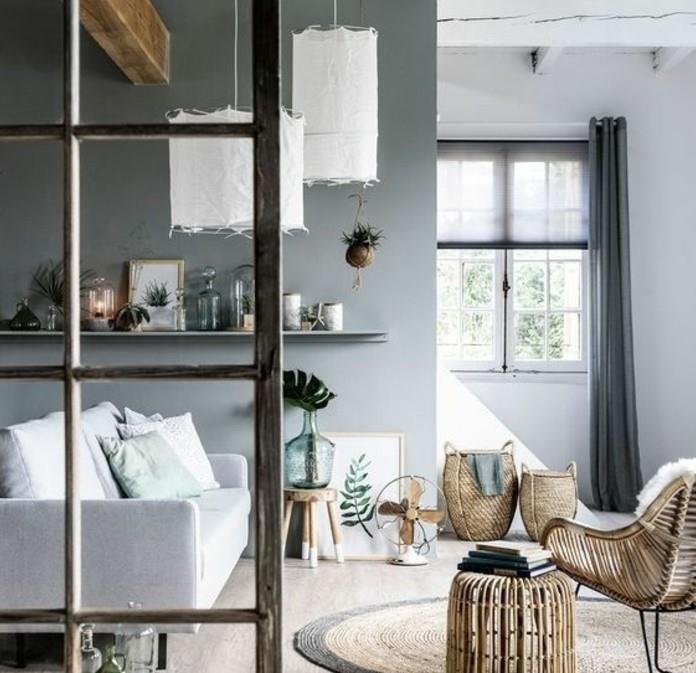 atmosféra-veľmi-umelecký-a-pokojný-dekor-obývačka-šedá-sedačka-biela-drevený-nábytok-tienidlá-zaujímavý-dizajn