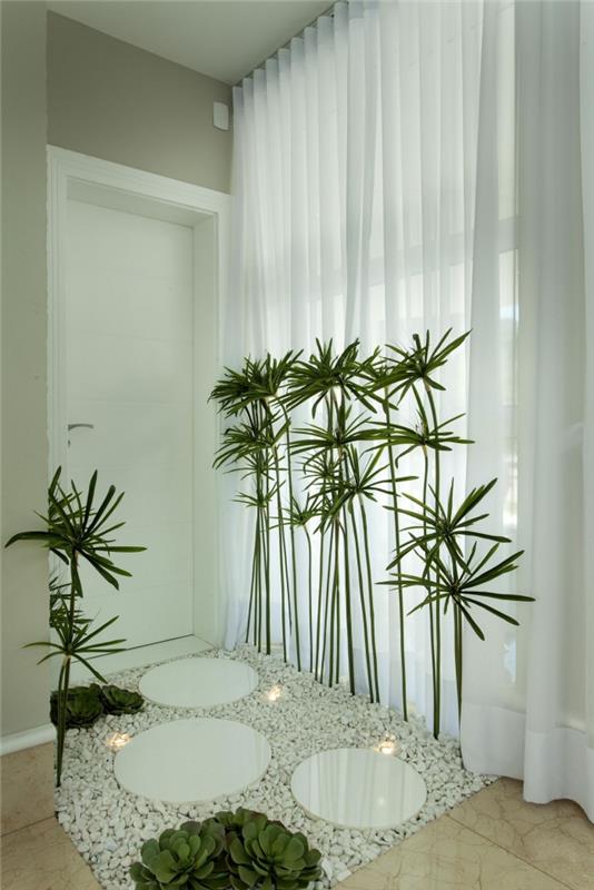 myšlienka vytvoriť zenový dekor na chodbe s béžovými stenami s bielymi stropnými dlaždicami a dlhými závesmi