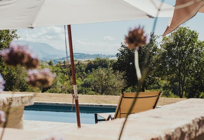 landskapsarkitektur runt pool utemöbler sola solstol parasoll pool deco