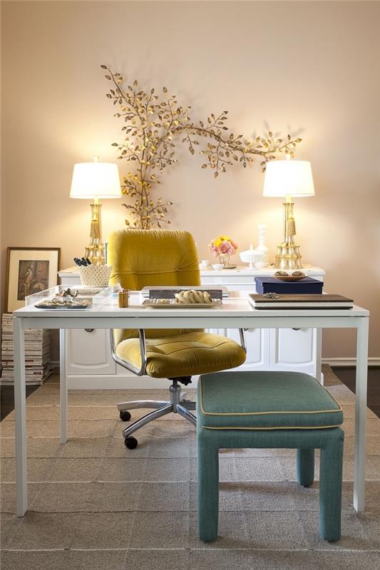 nápad na maľovanie pre trendovú ženu z domácej kancelárie, horčicovo žltý model kancelárskej stoličky, zlatá ozdoba stromčeka