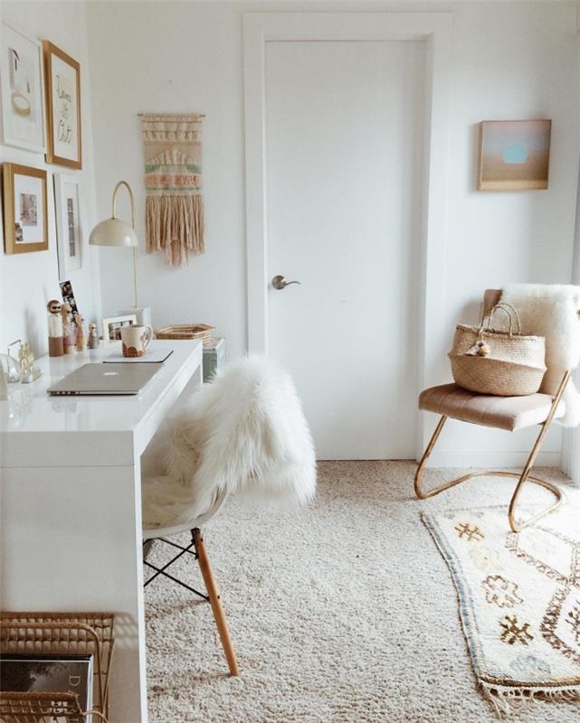 tonåring sovrum dekoration i bohemisk chic stil med cocooning tillbehör, hemmakontor layout i vitt och guld