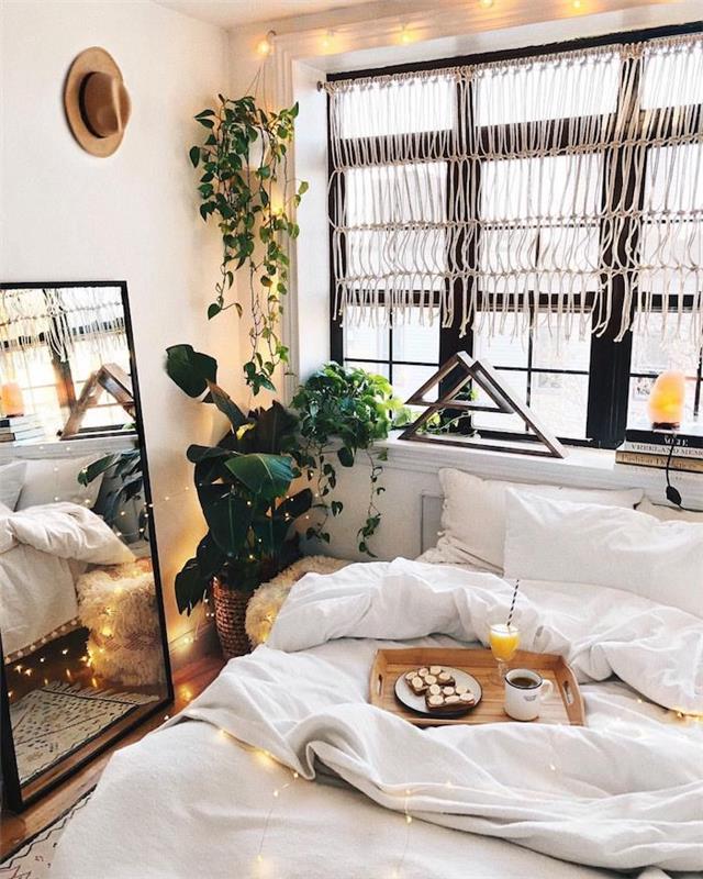 Raňajky do postele, ktoré dekorácie pre teenager si vybrať, bohémska elegantná spálňa Tumblr, krásna biela spálňa zdobená zelenými rastlinami a svetlými girlandami