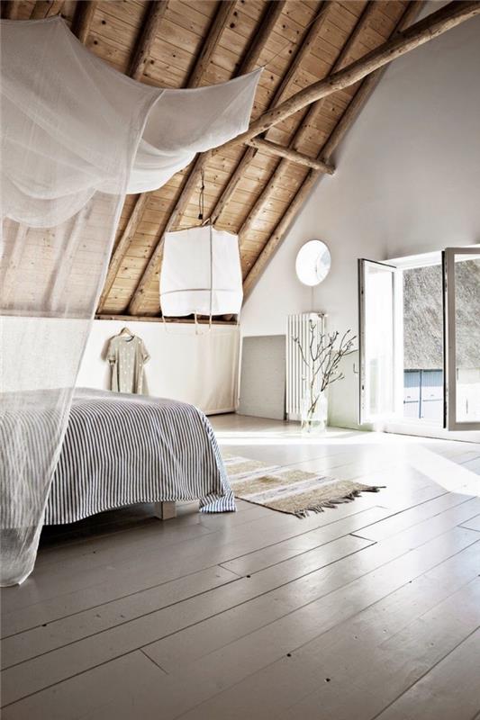Dekorácia v balijskom štýle v bielej farbe a dreve so strapcovým kobercom v šikmej miestnosti, myšlienka rozloženia podkrovia