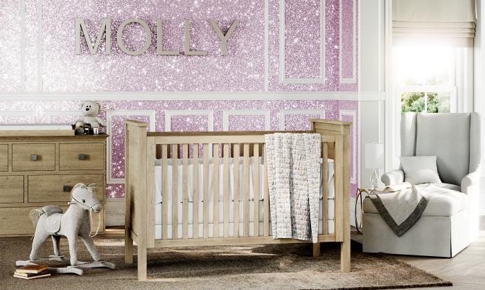 ako vyzdobiť izbu malého dievčatka ružovými stenami s trblietavým efektom, príklad lesklého povlaku do detskej izby