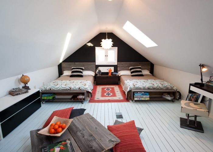 dispozícia podkrovnej spálne s dvoma paletovými posteľami s modernou atmosférou v čiernobielom prevedení, paletový nábytok do exteriéru moderného dizajnu