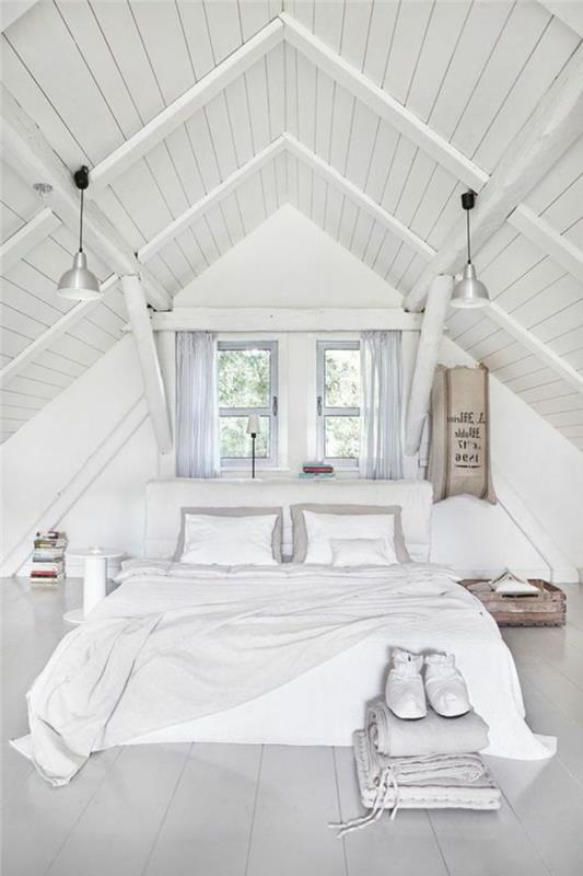 sovrum deo allt i vitt, vindsovrum, vit säng, vita sängkläder, vit paequet och vit väggfärg, takfönster