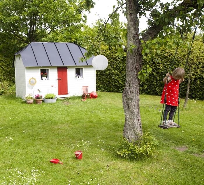 bygga en hydda med pallar, exempel på byggande av trädgård med vita väggar med röd dörr