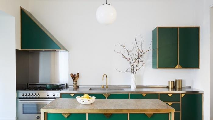 اللون الأخضر التكميلي في مطبخ صغير ، نموذج مطبخ طويل بجدران بيضاء مع لمسات من الفولاذ المقاوم للصدأ