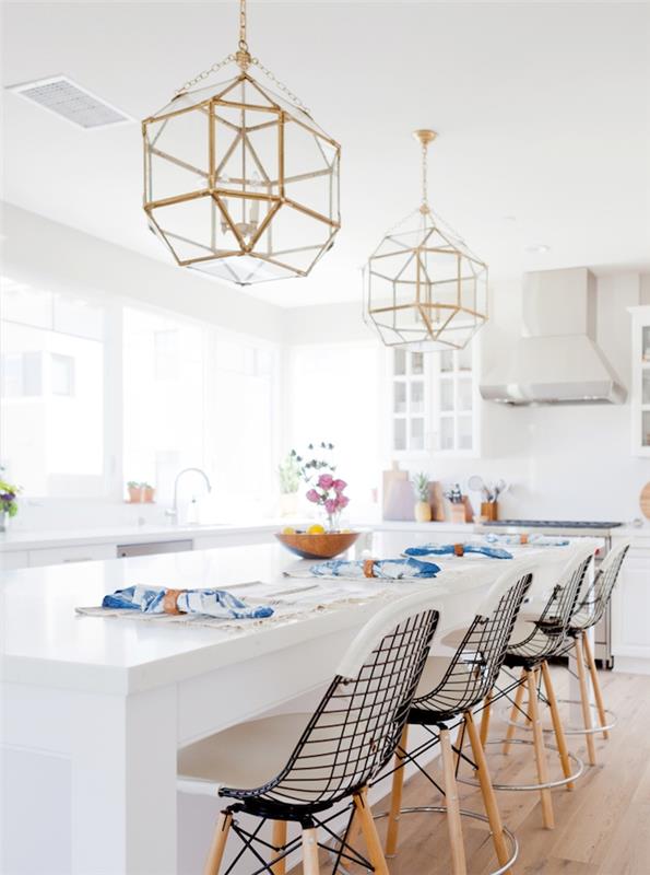 inredda kök, modern vit köksmodell med stor vit bar omgiven av trä- och metallstolar, original hängande lampor, vitt köksskåp
