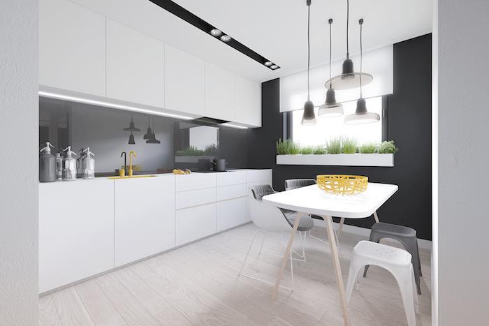 kök väggbeklädnad, vitt matbord med vita och grå stolar, genomskinliga hängande lampor