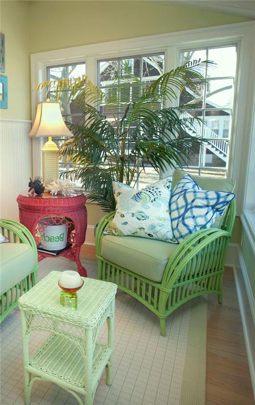 layout av ett vardagsrum med rotting makeover av möblerna innan efter att ha använt grön färg
