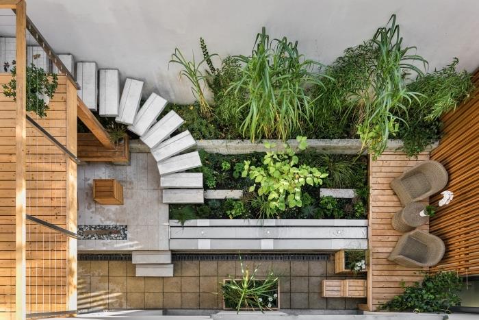 príklad upraveného usporiadania záhrady s posedením, malým vonkajším priestorom s drevenou terasou a záhradou