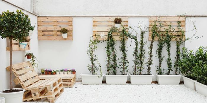 dekoratívny nápad na terasu s paletovým nábytkom, malú terasu s kvetináčmi paliet a regenerovaný záhradný nábytok