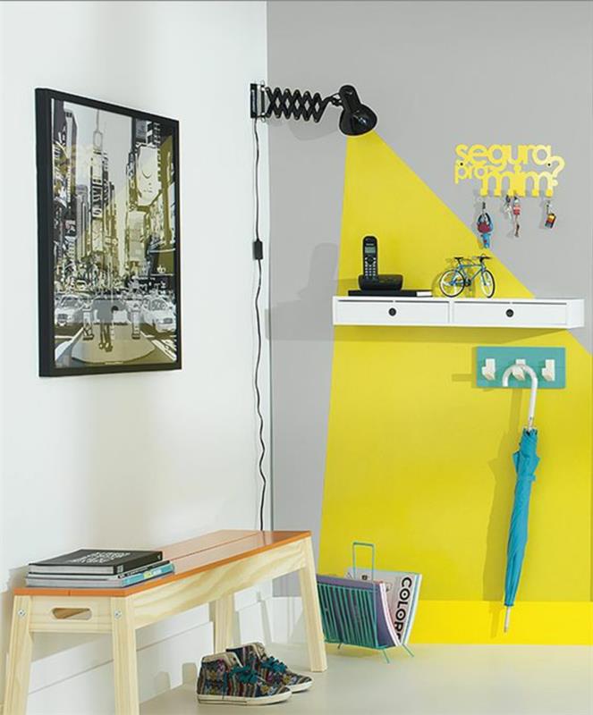 vstup do haly deco s dekoratívnym efektom v žltej a tyrkysovej farbe so stolom v retro štýle v čiernej a bielej farbe