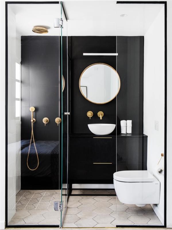 vybavená kúpeľňa s moderným talianskym sprchovacím kútom so sklenenými dverami a závesným WC