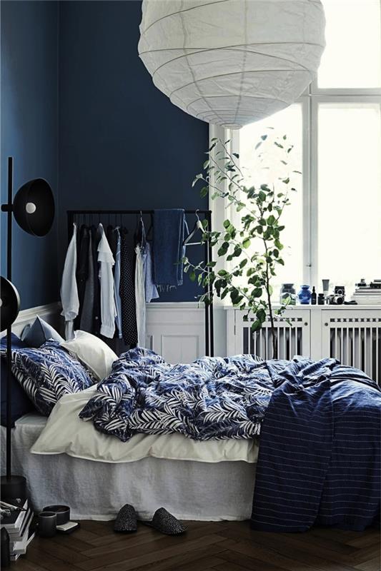 aký moderný náter do spálne pre dospelých, minimalistická výzdoba spálne s polnočnými modrými stenami s bielym nábytkom