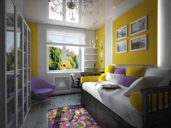 غرفة نوم مراهقة ، سجادة متعددة الألوان بنقوش زهرية ، سرير خشبي مطلي باللون الأسود ، وسائد مزخرفة باللونين الأبيض والبنفسجي