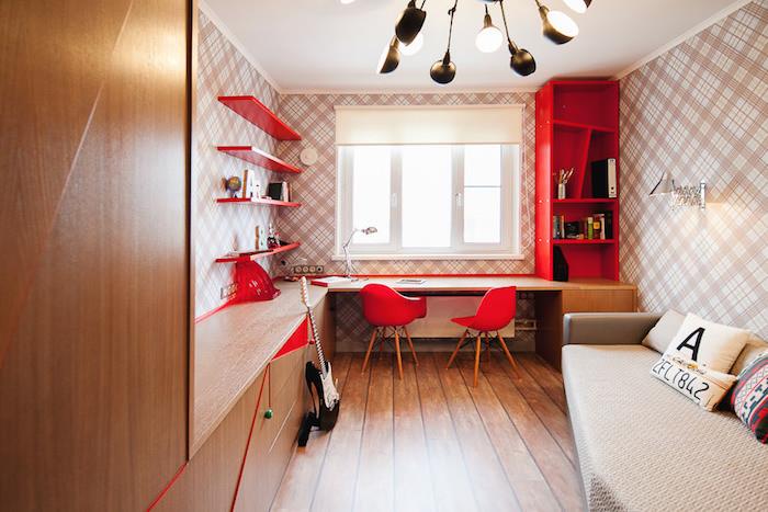 أثاث غرف نوم الأطفال ، ورق حائط متقلب أبيض ووردي مسحوق ، أثاث أحمر وأريكة بيج