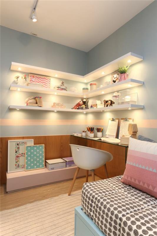 malá výzdoba spálne pre dospelých, s pastelovo modrými stenami, bielymi policami, ružovým horizontálnym pruhom na stene, bielou plastovou stoličkou a nohami zo svetlého dreva