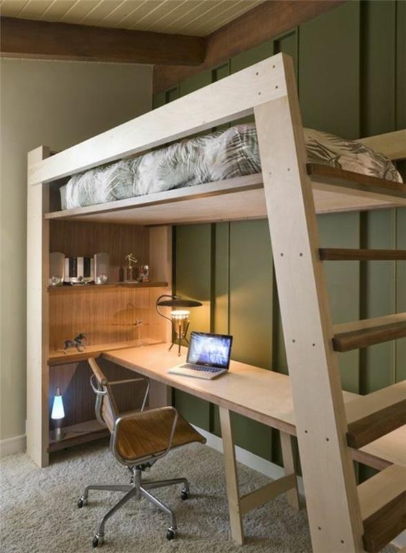 Deco malá spálňa pre dospelých zo svetlého dreva s posteľou na 2. poschodí a schodmi, ktorými sa dá vyjsť hore, matrac v posteli s kvetinovými motívmi, koberec v svetlo béžovej farbe