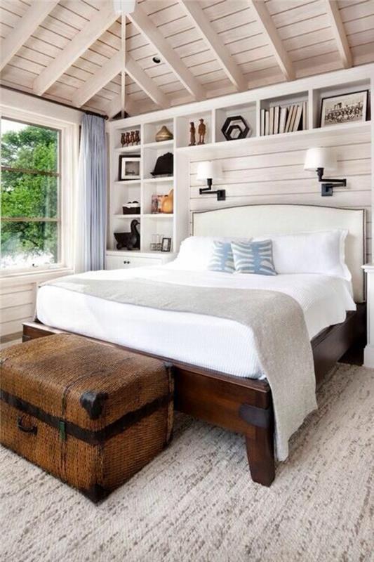 zriadiť malú spálňu pod šikmou strechou, s veľkou tmavohnedou drevenou posteľou, veľkým hnedým kufrom v spodnej časti postele a úložnými policami nad posteľou