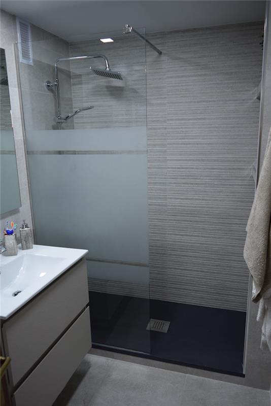 vybavte v malej kúpeľni sprchovací kút so sklenenými dverami