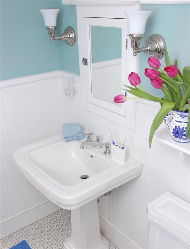 príklad malej dizajnérskej kúpeľne, konzolového drezu, zrkadla, modrej farby na stenu, vintage dláždenej podlahy, kytice tulipánov