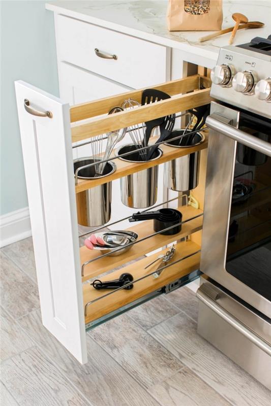 dômyselné riešenie na vybavenie funkčných kuchynských skriniek, úzkej nízkej posuvnej skrine s integrovanými držiakmi na riad a dvoch úzkych políc