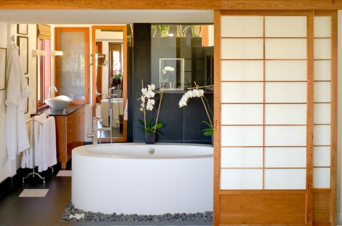 aké farby pre prírodnú kúpeľňu v japonskom štýle, dizajn kúpeľne so stenami zo sivého uhlia s vaňou