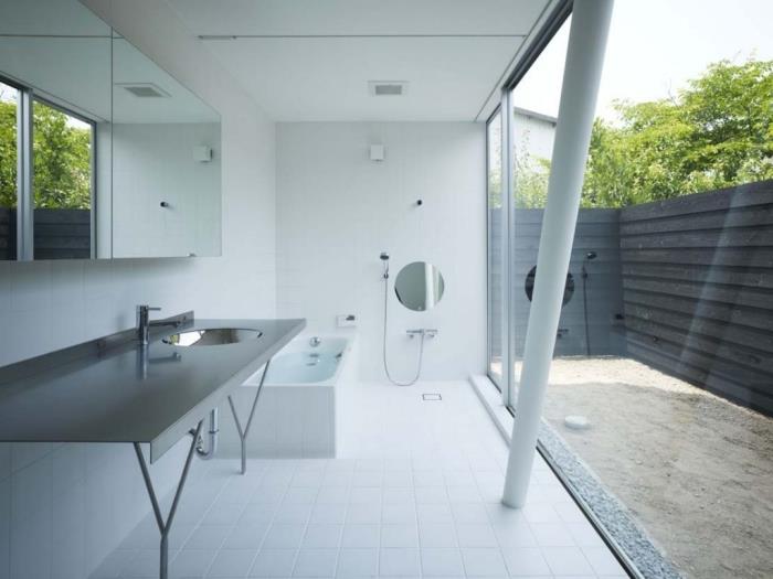 nápad na výzdobu bielej kúpeľne, monochromatický dizajn v modernej kúpeľni s kovovými akcentmi, usporiadanie kúpeľne s vaňou