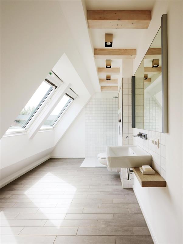ett vindsvånt badrum badat i ljus tack vare takfönstren, ett badrum med en ren design med mjuk italiensk
