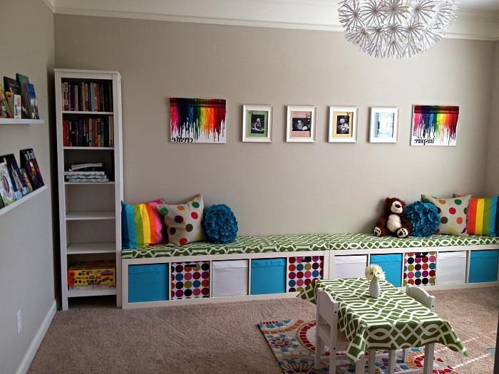 usporiadanie detskej izby s úložnou lavicou vybavenou skrinkou, ktorá zaberá celú stenu