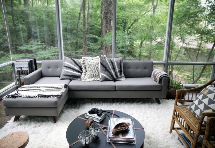 príklad, ako vyzdobiť modernú obývaciu izbu s veľkými oknami a drevenými parketami, model rohovej sedačky v šedej farbe